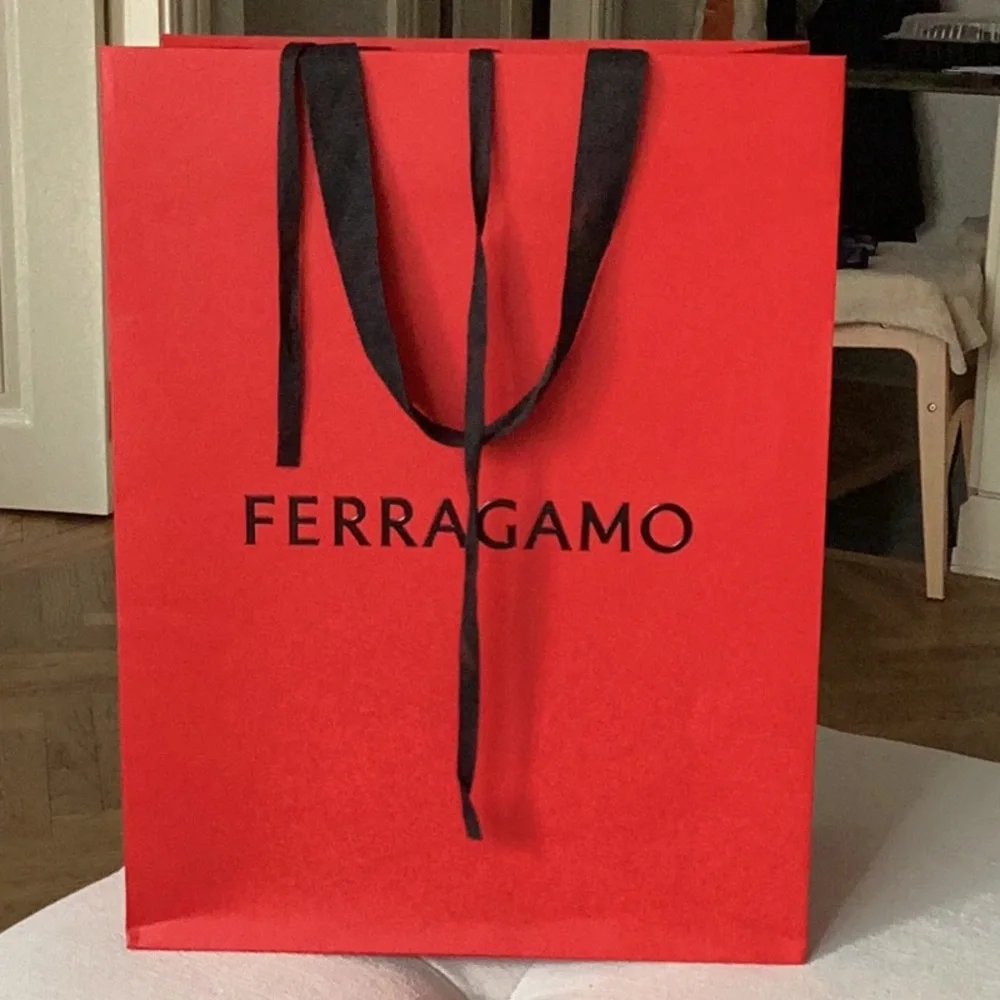 - Ferragamo red- and shopping bag  17x13x7,5